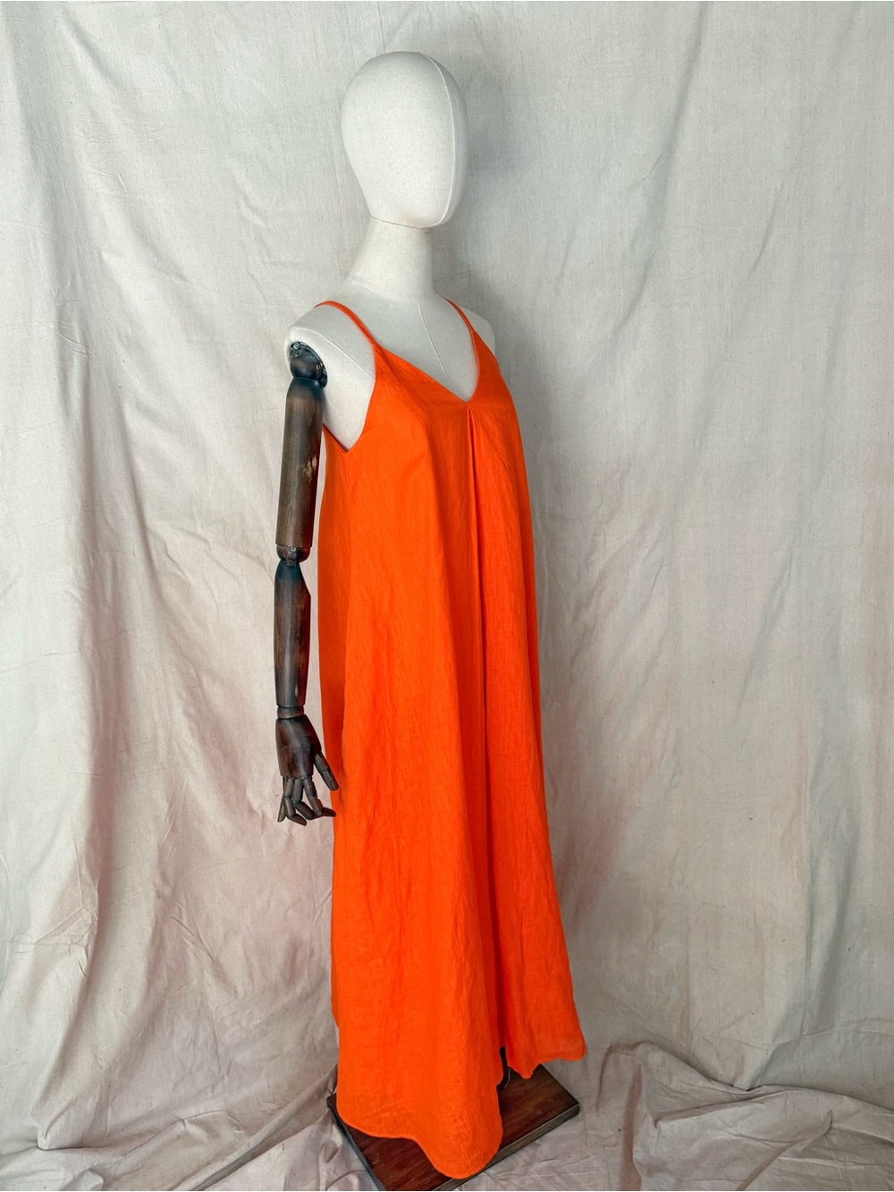 COS orange linen pleated V-neck midi dress - Picture 10 of 16
